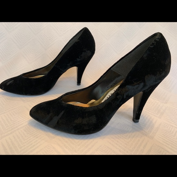 Connie Black Velvet Pumps. Size 7. - Picture 2 of 7